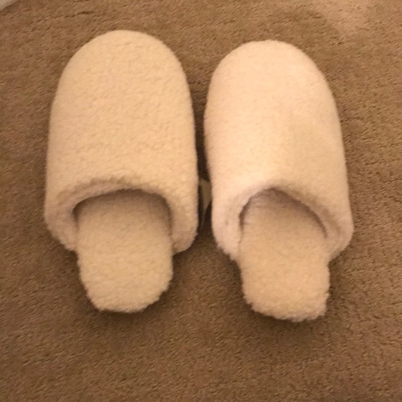 Jcrew size 8 fuzzy slippers - Picture 1 of 1